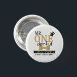 Chapa Redonda De 2,5 Cm Sr. ONEMaravilloso Primer Favor de la Fiesta de Cu<br><div class="desc">Celebre con estilo con estos divertidos y muy modernos botones de fiesta de primer cumpleaños. El diseño es fácil de personalizar con la redacción de tu evento especial y tus invitados estarán encantados cuando reciban estos fabulosos botones. Se pueden encontrar elementos fiestas coincidentes en la colección.</div>