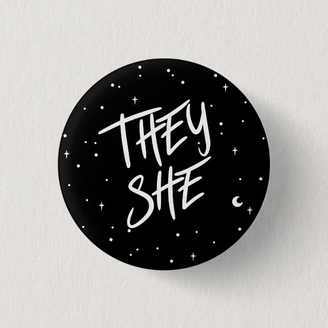 Chapa Redonda De 2,5 Cm Stars They/She Pronouns (Anverso)