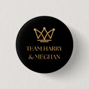 CHAPA REDONDA DE 2,5 CM TEAM HARRY & MEGHAN CON GOLD CROWN