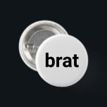 Chapa Redonda De 2,5 Cm Tipografía moderna de Brat divertido blanco y negr<br><div class="desc">Minimalista tipografía moderna de Brat botón blanco y negro divertido. Personalizable completamente el texto negro sobre fondo de color editable en blanco.</div>