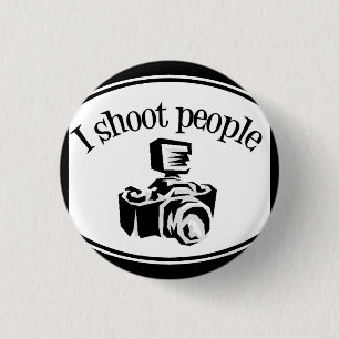 Chapa Redonda De 2,5 Cm Tiro la cámara B&W del fotógrafo retro de la gente