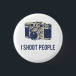 Chapa Redonda De 2,5 Cm Tiro la cámara de la fotografía de la gente<br><div class="desc">¡Sonrisa para la cámara!  Gran regalo o camiseta para los fotógrafos,  cameramanes y mujeres,  y las que aprecian fotografía.</div>