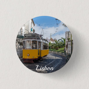 Chapa Redonda De 2,5 Cm Tranvía amarillo retro en la calle en Lisboa, Port