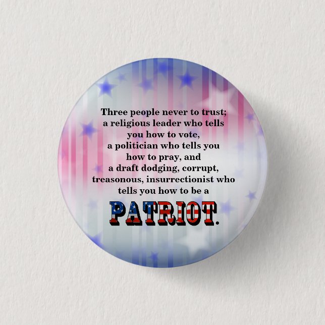 Chapa Redonda De 2,5 Cm Tres personas nunca confían; (Anverso)