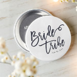 Chapa Redonda De 2,5 Cm Tribu de novias moderna y sencilla manuscrita<br><div class="desc">Compuesto por la tipografía de guion cursiva serif y juguetona. Todo sobre un fondo de fondo blanco. ¡Este diseño es sencillo,  moderno y divertido! Este es el diseño del Libro Blanco Birch Co.,  exclusivo para Zazzle. Disponible aquí: http://www.zazzle.com/store/whitepaperbirch</div>