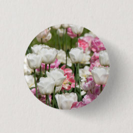 Chapa Redonda De 2,5 Cm Tulipanes blancos y rosas brillantes en un día sol