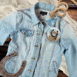 Chapa Redonda De 2,5 Cm Un niño pequeño niño occidental Baby Shower<br><div class="desc">"Un niño pequeño está en camino" y sabemos que estás tan emocionado! Celebra que mamá (o sus padres) estén al estilo rústico occidental de broma de vaca con este niño diseño "Baby Shower". Cuenta con una base de arena acuática con numerosos cactus, una herradura, botas y gorra de vaquero junto...</div>