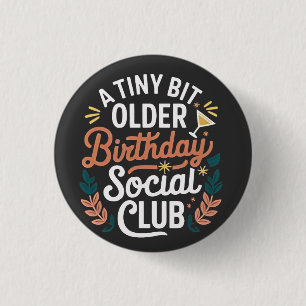 Chapa Redonda De 2,5 Cm Un poco más viejo club social de cumpleaños