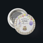 Chapa Redonda De 2,5 Cm Watercolor Goose 1º cumpleaños<br><div class="desc">SILLY GOOSE Fiesta de cumpleaños de los niños acuarela. Acuarela lindo ganso en gorra de cumpleaños,  torta con bayas,  globo violeta,  garland festivo de banderas. Fondo de jaula beige-marrón.</div>