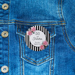 Chapa Redonda De 5 Cm 50 fabulosas rosas rosadas rayas blancas negras<br><div class="desc">Rayas verticales clásicas delgadas en blanco y negro como fondo. Con rosas rosas negras, femeninas y románticas como decoración. Marco blanco y negro en la parte delantera con plantilla para el nombre y la fecha. Con el texto: 50 y fabuloso. Cartas negras. Perfecto como un favor de cumpleaños número 50...</div>
