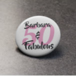 Chapa Redonda De 5 Cm 50 y fabulosa fiesta de cumpleaños personalizada<br><div class="desc">Celebra haber cumplido 50 con estilo con este diseño de 50 años. La palabra 50 está en texto rosa y el nombre y fabuloso está en texto negro. Puede personalizar este regalo cambiando el nombre, la edad y los colores del tipo de letra a lo que desee. Por favor vea...</div>