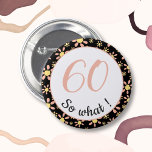 Chapa Redonda De 5 Cm 60.º cumpleaños Gracioso 60 así que qué motivacion<br><div class="desc">Este botón viene con un patrón de flores y es perfecto para alguien que celebra su cumpleaños número 60. Viene con una cita graciosa y motivacional 60, entonces qué, y es perfecta para una persona con sentido del humor. El botón tiene un bonito patrón floral con flores rosas y amarillas...</div>