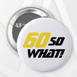 Chapa Redonda De 5 Cm 60 así que qué gracioso cita tipografía 60 cumplea<br><div class="desc">60 Así que qué gracioso botón de citar tipografía 60 cumpleaños. Una cita graciosa y inspiradora 60,  así que lo que es perfecto para una persona positiva con sentido del humor. La tipografía es amarilla y negra. Puede cambiar el número de edad.</div>