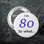 Chapa Redonda De 5 Cm 80 Aniversario Gracioso Tengo 80 años y qué<br><div class="desc">80 Aniversario Gracioso Tengo 80 años,  así que qué botón de citar para alguien que celebra su cumpleaños 80. Viene con una cita graciosa de que tengo 80 años,  y es perfecta para una persona con sentido del humor.</div>