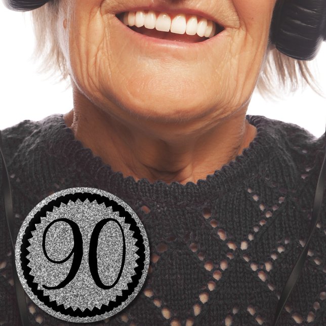 Chapa Redonda De 5 Cm 90.ª fiesta de cumpleaños Purpurina Plata Clásico (90th Birthday Party Silver Glitter Classic 6 Cm Round Badge)