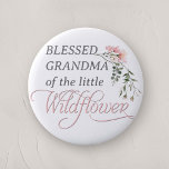 Chapa Redonda De 5 Cm Abuela bendita de un pequeño Baby Shower con flore<br><div class="desc">Celebra la próxima llegada de tu pequeña con nuestro "Pin botón de ducha de la bebé de flores silvestres rosadas", una adición perfecta a cualquier ducha de bebé con su encantadora flor silvestre y su tema rosa. Este pin botón de bonito diseño presenta la palabra 'Flor silvestre' en una caligrafía...</div>