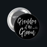 Chapa Redonda De 5 Cm Abuela del Groom | Estilo de script Personalizado<br><div class="desc">Haga que la abuela del novio se sienta más apreciada con este nombre especial personalizado de botones. Incluye las palabras "Abuela de la novia" en un elegante texto en blanco estilo script encima de un fondo negro. Debajo de esto hay un punto para su nombre o iniciales.</div>