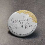 Chapa Redonda De 5 Cm Abuela linda para ser Baby Shower<br><div class="desc">De nuestra colección más vendida de accesorios de ducha para bebés Sweet as Can Bee</div>