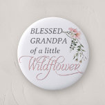 Chapa Redonda De 5 Cm Abuelo de la pequeña niña de flores silvestres<br><div class="desc">Celebra la próxima llegada de tu pequeña con nuestro "Pin botón de ducha de la bebé de flores silvestres rosadas", una adición perfecta a cualquier ducha de bebé con su encantadora flor silvestre y su tema rosa. Este pin botón de bonito diseño presenta la palabra 'Flor silvestre' en una caligrafía...</div>