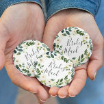 Chapa Redonda De 5 Cm Alabaster Floral Wreath Bridesmaid<br><div class="desc">Identifique a los jugadores clave de su ducha de novia con nuestros elegantes botones florales de moda. El botón presenta una corona floral de color verde y blanco con "dama de honor" inscrita en el interior con escritura manuscrita.</div>