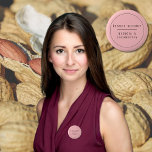 Chapa Redonda De 5 Cm Alerta de alergia al cacahuete bilingüe rosa Españ<br><div class="desc">Aumente su conciencia de alergia con nuestro botón "Alerta de alergia a cacahuetes bilingües rosada". Con un fondo rosa suave, la tipografía clara negra destaca para comunicar tu alergia al cacahuete tanto en inglés como en español. Personalízalo con tu nombre para mayor identificación y seguridad. Usa orgullosamente tu ropa o...</div>