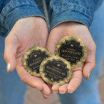 Chapa Redonda De 5 Cm Aniversario del oro y negro 50 Bodas<br><div class="desc">Imagen de un damasco floral brillante de oro y diamantes de oro con una plantilla de texto de personalizable para que usted personalizar.</div>