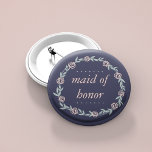 Chapa Redonda De 5 Cm Azul de medianoche, doncella de honor rosa Rubor y<br><div class="desc">Identifique a los jugadores clave de su ducha de novia con nuestros dulces botones florales de moda. El diseño tiene un fondo azul medianoche y una corona de flores rosa pálido y verde salvia,  y una "doncella de honor" para coordinar las letras cursivas en cursiva rosa pastel.</div>
