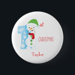 Chapa Redonda De 5 Cm Baby First Christmas Snowman<br><div class="desc">Un botón de temporada,  este botón blanco muestra un signo "1er" inspirado por Snowman con Navidades escritos en rojo. El nombre del bebé personalizar debajo del gráfico. ¡Haga su pedido hoy mismo! Fuente de Snowman Rótulo y Navidades rojos: Diseño de Prettygrafik (https://www.etsy.com/shop/Prettygrafikdesign)</div>