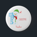 Chapa Redonda De 5 Cm Baby First Christmas Snowman<br><div class="desc">Un botón de temporada,  este botón blanco muestra un signo "1er" inspirado por Snowman con Navidades escritos en rojo. El nombre del bebé personalizar debajo del gráfico. ¡Haga su pedido hoy mismo! Fuente de Snowman Rótulo y Navidades rojos: Diseño de Prettygrafik (https://www.etsy.com/shop/Prettygrafikdesign)</div>