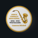 Chapa Redonda De 5 Cm Banda personalizada del jugador saxofón de oro<br><div class="desc">Este moderno botón de banda de la banda de la escuela secundaria de personalizado presenta el nombre del estudiante y de la banda bajo el instrumento saxofónico. Personalizar para sinfónicos,  conjuntos eólicos,  o miembros de bandas de concierto o su director para un gran regalo de graduación.</div>