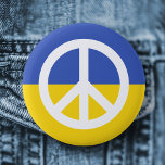 Chapa Redonda De 5 Cm Bandera ucraniana símbolo de paz contra la guerra<br><div class="desc">Botón anti guerra de Ucrania con un símbolo de paz blanco en un fondo azul y amarillo de la bandera ukrania.</div>