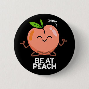 Chapa Redonda De 5 Cm Be At Peach Funny Fruit Pun Dark BG