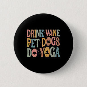 Chapa Redonda De 5 Cm Bebe Vino Acaricia Perros Hacen Yoga Groovy Amante