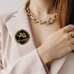 Chapa Redonda De 5 Cm Billetes de oro de 70 años sobre negro elegante<br><div class="desc">Antecedentes negros con notas falsas de música dorada para una fiesta de cumpleaños número 70. Con un marco de oro falso. Plantillas para edad y nombre. El nombre está escrito en un guión de estilo con letras a mano. Cartas de oro y número.</div>