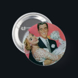 Chapa Redonda De 5 Cm Boda Vintage recién casada, Groom llevando novia<br><div class="desc">¡Un diseño kitsch retro de los años 50 para los botones! El amor ilustracion vintage y la imagen boda romántica con un novio atractivo que lleva a su bella novia recién casada.</div>