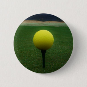Chapa Redonda De 5 Cm Bola de golf amarilla en un campo de golf de monta