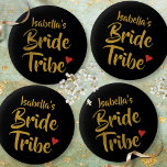 Chapa Redonda De 5 Cm Bride Tribe Gold Script Red Heart<br><div class="desc">Fun trendy distingue las insignias personalizadas de ducha de novia. ¡Un pequeño extra perfecto para que tú y tu equipo de la tribu de novias se pongan mientras celebras tu memorable ocasión! Diseñado por Thisisnotme©</div>