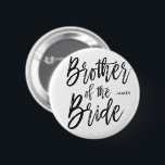 Chapa Redonda De 5 Cm Brother del banquete de boda del estilo de la<br><div class="desc">Haga al hermano del suplemento de la sensación de la novia apreciado con de encargo especial los botones personalizados este nombre.

Ofrece las palabras "Brother de la novia" en un texto elegante de la escritura.</div>