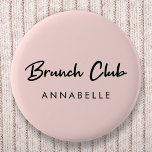 Chapa Redonda De 5 Cm Brunch Club | Nombre rosa Guión manuscrito moderno<br><div class="desc">Sencillo y elegante "Brunch Club" personalizado cita el diseño del arte en la moderna tipografía de escritura manuscrita mininalita y un campo de nombre personalizado para agregar tu nombre o los nombres de tus amigos brunch como un lindo conjunto de juego o regalo! Se dice que el brunch se originó...</div>