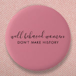 Chapa Redonda De 5 Cm Bueno, las mujeres no se comportan como rosadas en<br><div class="desc">Simple y elegante "Las mujeres portadoras del bien no hacen historia" diseño de citas inspiradoras personalizados con tipografía de escritura moderna en un estilo de diseño minimalista inspirado en el empoderamiento femenino sobre un bonito fondo bonito y rosa oscuro y oscuro. El texto se puede personalizar fácilmente para añadir tu...</div>