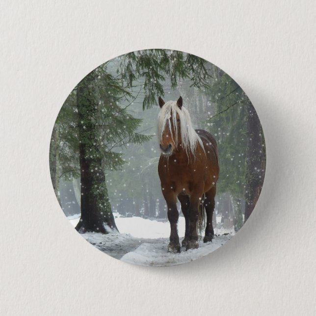 Chapa Redonda De 5 Cm Caballo marrón en un bosque de invierno con nieve  (Anverso)