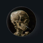 Chapa Redonda De 5 Cm Calavera con arte Vicente van Gogh<br><div class="desc">Vicente van Gogh (Holandés, 1853 - 1890) Calavera de un esqueleto con cigarrillo en llamas, 1885-86, Aceite sobre lienzo sin marco: 32 cm × 24, 5 cm (13 in × 9, 6 pulgadas) Trabajo inicial de Vincent van Gogh. Este pequeño cuadro forma parte de la colección permanente del Museo Van...</div>