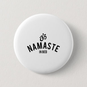 Chapa Redonda De 5 Cm Camiseta de Namaste en la cama para mujeres, tipog