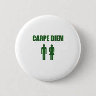 Chapa Redonda De 5 Cm Carpe Diem (muchacho y chica verdes del texto)