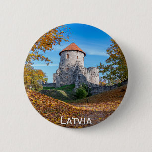 Chapa Redonda De 5 Cm Castillo medieval rodeado de bosques