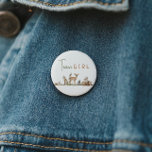 Chapa Redonda De 5 Cm Chica de equipo de revelación de género de animale<br><div class="desc">Presentamos el botón de chica de equipo de los animales de bosque forestal para revelar el género, perfecto para una celebración tierna y caprichosa. Con una temática de selva acuática moderna con criaturas adorables como zorro, oso marrón, conejo y ciervo, es ideal para una ducha de género neutro. Este diseño...</div>