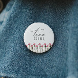Chapa Redonda De 5 Cm Chica de equipo de revelación de género de flores<br><div class="desc">Este colorido género de flores silvestres revelan el botón de chica del equipo es perfecto para su simple, caprichosa, arcoiris boho ducha de verano bebé. Las flores rosas brillantes y encantadas le dan a este producto la sensación de un jardín de primavera hippie minimalista, elegante y vintage. El diseño moderno...</div>