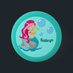 Chapa Redonda De 5 Cm Chica de Sirena Cute Personalizado Verde azulado M<br><div class="desc">Un lindo regalo personalizado de chica de playa con una sirena de pelo rosado con una cola verde azulada sosteniendo un hermoso arpa al lado de burbujas azules. Personalizar con el nombre de tu pequeña niña para un botón de niños para una mochila.</div>