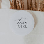 Chapa Redonda De 5 Cm Chica del equipo de revelación de género neutra ca<br><div class="desc">Presentamos nuestro disparatado botón de chica de equipo para revelar género neutro, perfecto para cualquier temporada, ya sea otoño, invierno, primavera o verano. Este botón tiene un ambiente de moda boho con caligrafía moderna y elegante y un diseño minimalista en blanco y negro. Es bonito y única, con un toque...</div>