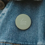 Chapa Redonda De 5 Cm Chica del equipo de Whimsical Sage Green Gender Re<br><div class="desc">Presentamos nuestro caprichoso botón de chica de equipo de revelación de sage verde, perfecto para su simple celebración moderna de boho en cualquier temporada del año! Este botón tiene una moda de boho, un ambiente neutro con caligrafía elegante y un delicado diseño minimalista, lo que lo hace ideal tanto para...</div>
